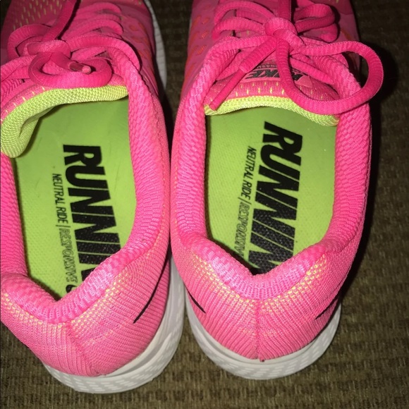 WOMANS NIKE RUNNING SHOES 🛍 - Picture 5 of 7